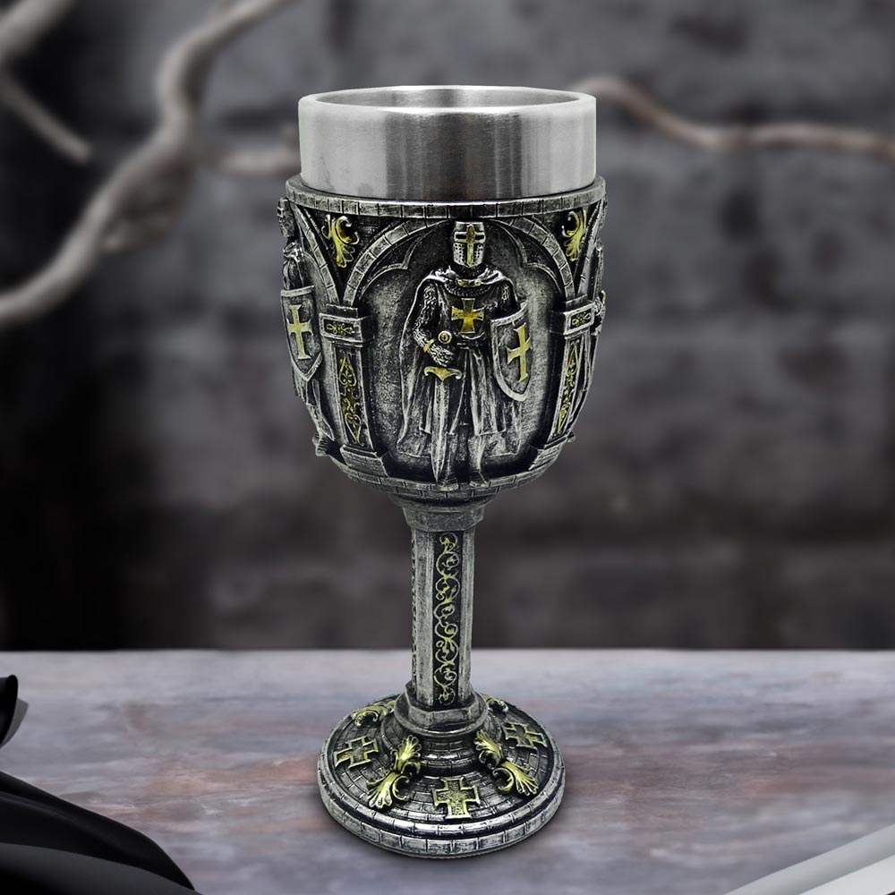 Galant medieval knight metallic goblet